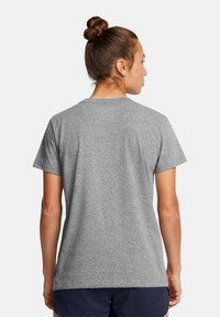 Grå kortärmad T-shirt med en klassisk rundad halsringning. Mjuk tygtextur med en slät yta, visad bakifrån.