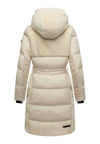Gepolsterter creamfarbener Wintermantel mit einem oberen Teil aus Kunstfell und einer Kapuze. Besitzt eine taillierte Taille, lange Ärmel und schwarze Akzente an den Bündchen.