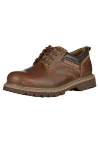 Chaussure en cuir marron avec un bout arrondi, un laçage et une surface texturée. Dispose d'une semelle en caoutchouc marron avec des rainures prononcées et un détail de marque.