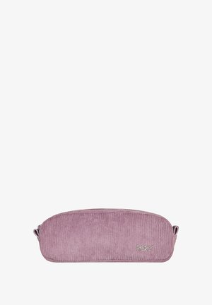 Funda de lápices de pana rosa con forma redondeada y cierre de cremallera. Presenta un logo plateado de Roxy en la parte frontal. Textura suave, diseño compacto.
