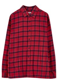 Chemise en flanelle rouge à manches longues avec motif à carreaux noir et bleu marine, fermeture boutonnée sur le devant et col pointu.