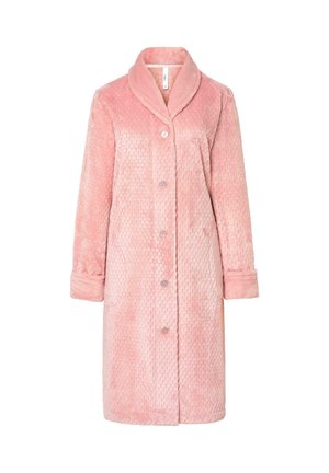 Bata texturizada rosa con cuello de chal, mangas largas, botones delanteros y dos bolsillos laterales. Tejido suave con un aspecto acogedor.