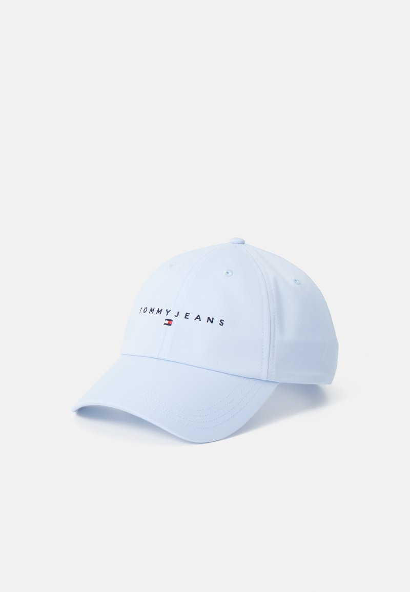 Lyseblå baseballcap laget av bomull, med "TOMMY JEANS" logo i svart broderi og et lite flaggdetalj foran.