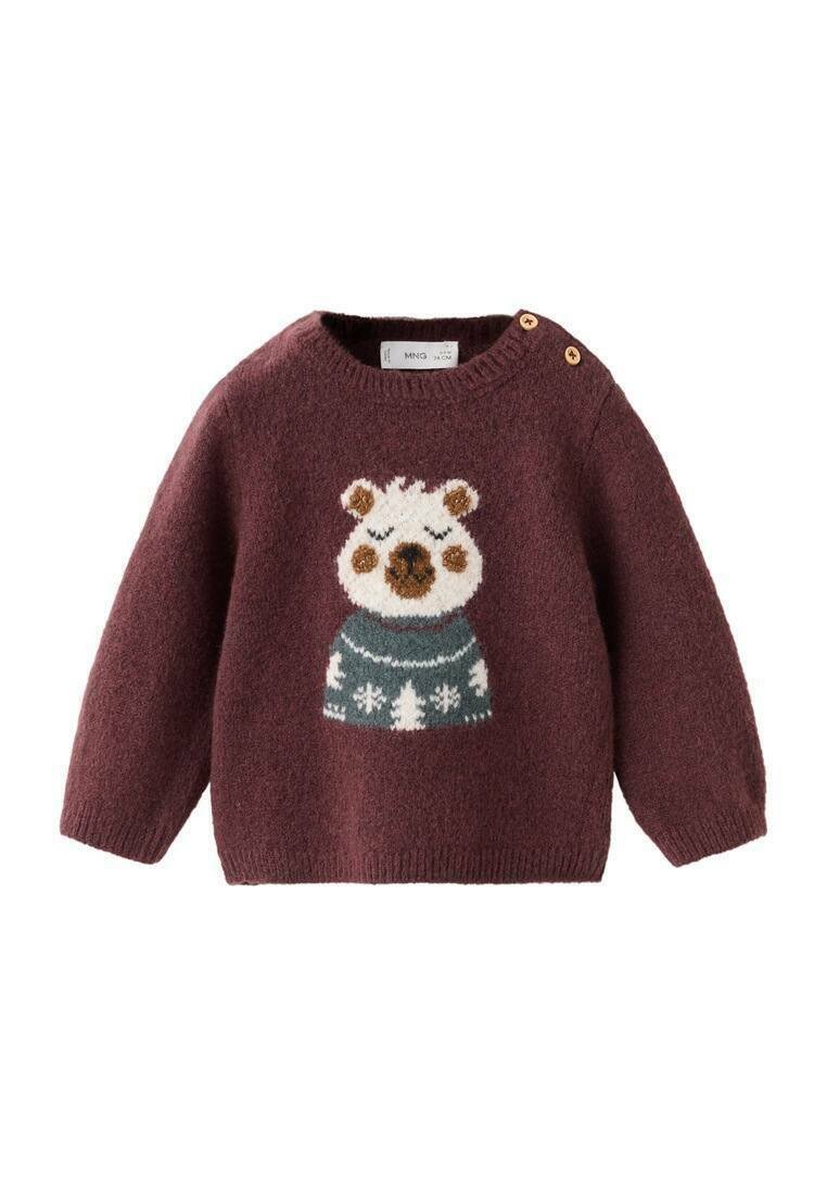 Dječji pleteni pulover u burgundcu s dizajnom medvjedića. Ima sliku medvjedića s zelenim uzorkom na puloveru i drvene gumbe na ramenima.