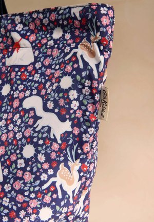 Tote-Bag aus Navy-Stoff mit Blumenmuster, das Illustrationen von weißen Rehen und Füchsen zeigt. Beinhaltet ein Stoffetikett an der Seite.
