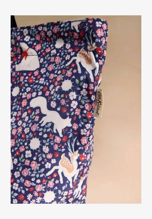 Tumes sinise kangaga kott lillemustriga, millel on valged hirve- ja rebaseillustratsioonid. Küljepeal on kangasilt.