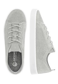 Jasnoszare sneakersy z teksturowanym, dzianinowym cholewką, białymi podeszwami i pasującymi sznurówkami. Posiadają logo na języku oraz miękką wyściółkę wewnętrzną.