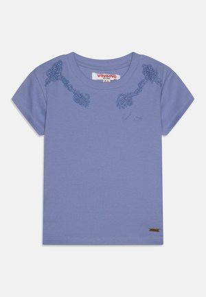 T-shirt lavande à manches courtes pour enfant avec col rond, détails en dentelle florale sur les épaules et petit logo de marque brodé sur la poitrine.