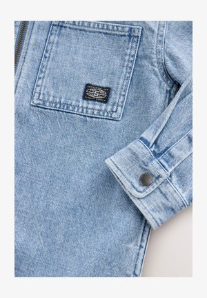 Giacca di jeans azzurro chiaro con taschino sul petto con toppa con logo, chiusura con bottone a pressione argento sul polsino e design a vestibilità classica.