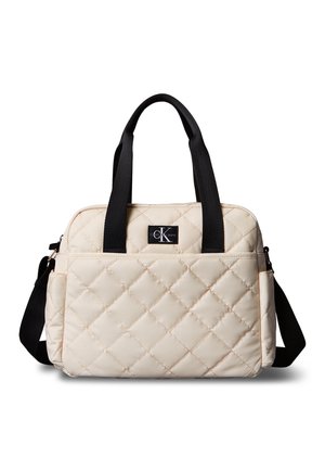 Bolso acolchado beige con asas negras y correa para el hombro, con un bolsillo frontal y un pequeño parche con el logo de Calvin Klein.