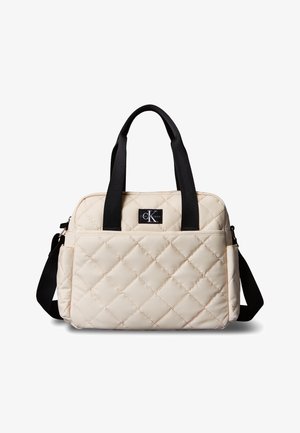 Borsa beige trapuntata con manici neri e tracolla, dotata di una tasca frontale e di una piccola patch con il logo Calvin Klein.