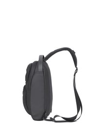 Borsa a spalla nera imbottita con tessuto testurizzato, dotata di una sola tracolla regolabile e scomparti con zip, mostrata di lato.