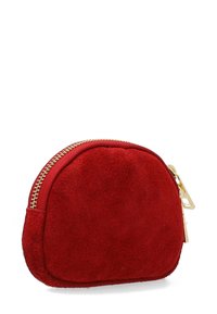 Rote Wildleder-Münztasche mit abgerundeter Form, goldenen Reißverschluss-Details und glatter Textur. Kompakte Größe, ideal für die Aufbewahrung kleiner Gegenstände.