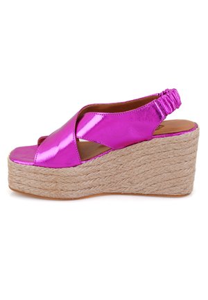 Sandale à talon compensé métallique rose avec un design croisé, bout ouvert et sangle élastique au talon, dotée d'une plateforme en jute texturé.
