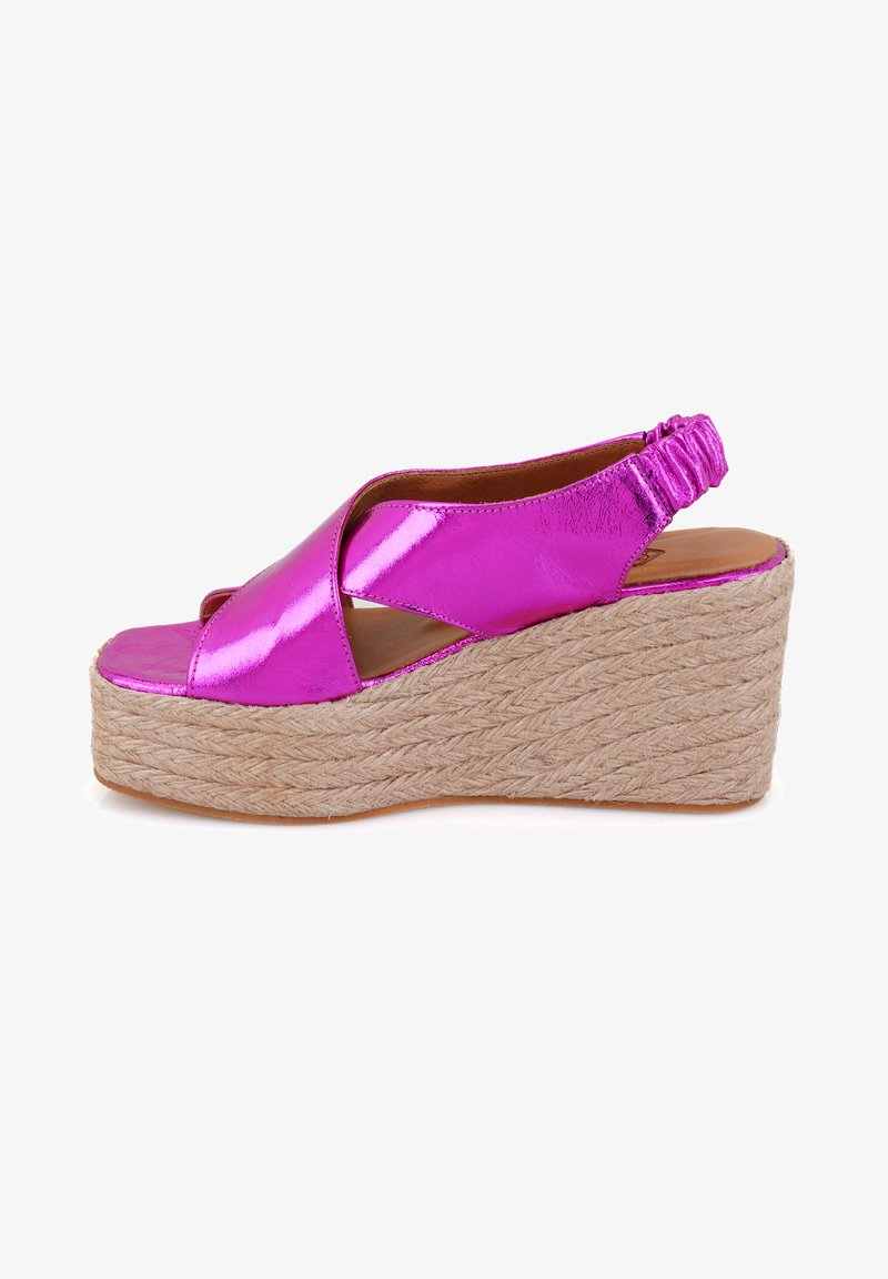 Sandale à talon compensé métallique rose avec un design croisé, bout ouvert et sangle élastique au talon, dotée d'une plateforme en jute texturé.