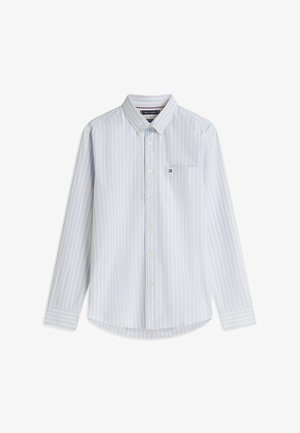 Chemise bleu clair à manches longues avec des rayures verticales blanches, une poche poitrine avec un petit logo, et un col à boutonner.