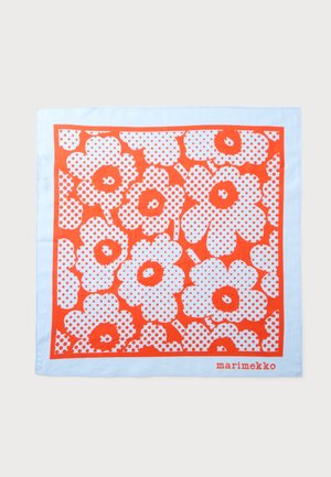 Kwadratowa chusta z niebieską obwódką, czerwono-biały wzór kwiatowy z czerwonymi kropkami oraz napis „marimekko” w prawym dolnym rogu.