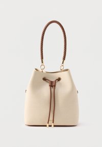 Sac seau beige avec une anse en cuir marron tressé, un cordon de serrage en cuir marron et des accents métalliques dorés sur un fond blanc uni.