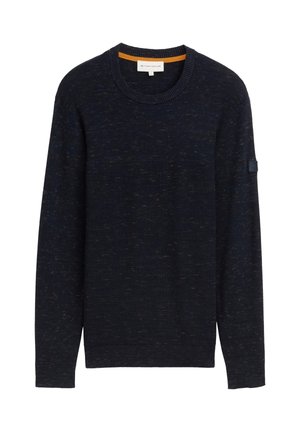 Tmavě modrý pletený svetr s kulatým výstřihem, texturovaným vzorem a jemným oranžovým akcentem uvnitř límce. Na rukávu je umístěna značka značky.