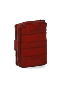 Rødt læderpung med tekstureret overflade, med vandrette syede striber, lynlås og en sideflig for nem adgang.