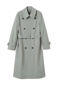 Trench-coat gris clair à double boutonnage avec large col, taille ceinturée, poignets boutonnés et poches latérales avant.