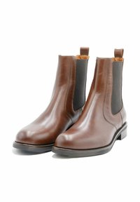 Bruine leren Chelsea boots met elastische zijpanelen, hieltab, ronde neus en een lage gestapelde hak. Soepele textuur met stikseldetails.