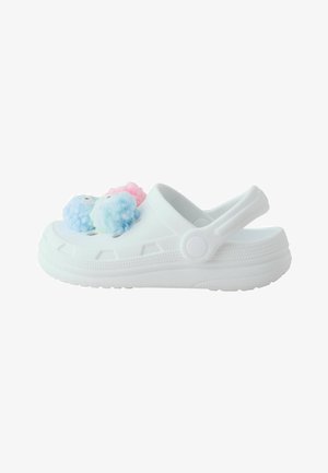 Weiße Clog-Sandale mit verstellbarem Fersenriemen und drei pastellfarbenen Bommel oben zur Dekoration.