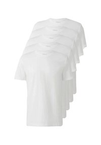 Cinco camisetas de algodón blancas con cuello redondo y mangas cortas, ordenadamente apiladas. Diseño simple y ligero, sin patrones.