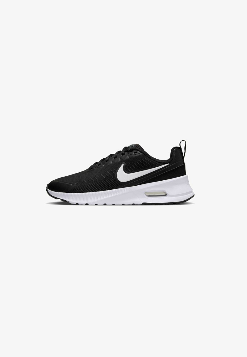 Baskets de sport noires avec une tige texturée, un swoosh blanc de Nike, une semelle rembourrée et une unité d'air visible. Comprend des lacets plats et une boucle au talon.