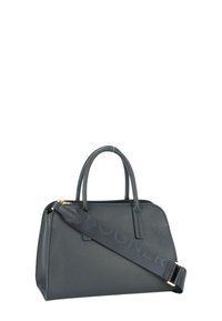 Borsa nera in pelle testurizzata con doppie maniglie e tracolla regolabile, caratterizzata da un logo impresso. Accenti in hardware dorato sulla cerniera.