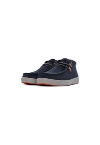 Scarpe di camoscio blu con suole in gomma grigia e accenti arancioni. Presentano dettagli cuciti e stringhe per una vestibilità sicura.