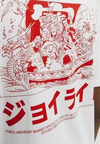Jack & Jones JORTOKYO MARKET TEE  CREW NECK - Majica kratkih rukava s printom - bright white print:red script