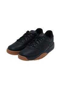 Sneaker in pelle nera con dettagli perforati, lacci neri e suola in gomma marrone con un motivo testurizzato.