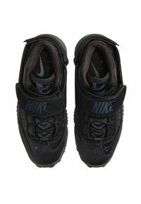 Svarta Nike-sneakers med en texturerad läderövre del, snörning och kardborreknäppningar, samt en vadderad krage och tunga för komfort. Förstärkt tåkap.