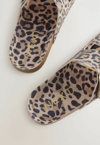 Next REGULAR FIT -BUCKLE - Šľapky - animal