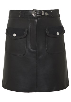 Mini-jupe en cuir noir avec ceinture avant ornée d'une boucle argentée décorée et deux poches à rabat avec fermetures par boutons argentés.