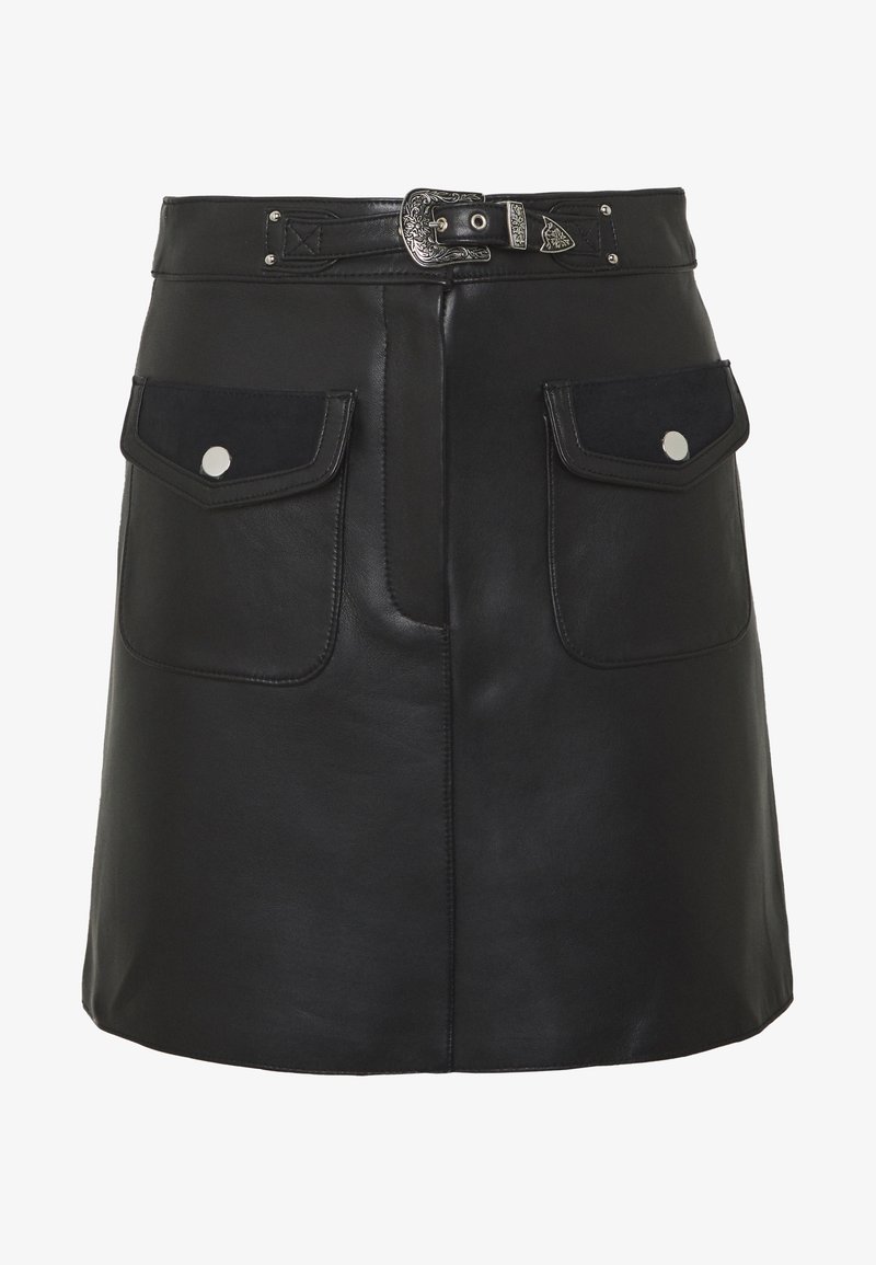 Mini-jupe en cuir noir avec ceinture avant ornée d'une boucle argentée décorée et deux poches à rabat avec fermetures par boutons argentés.
