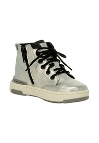Baskets montantes en simili cuir argenté avec des accents noirs, dotées de fermetures à lacets et à zip, et d'une épaisse semelle blanche.