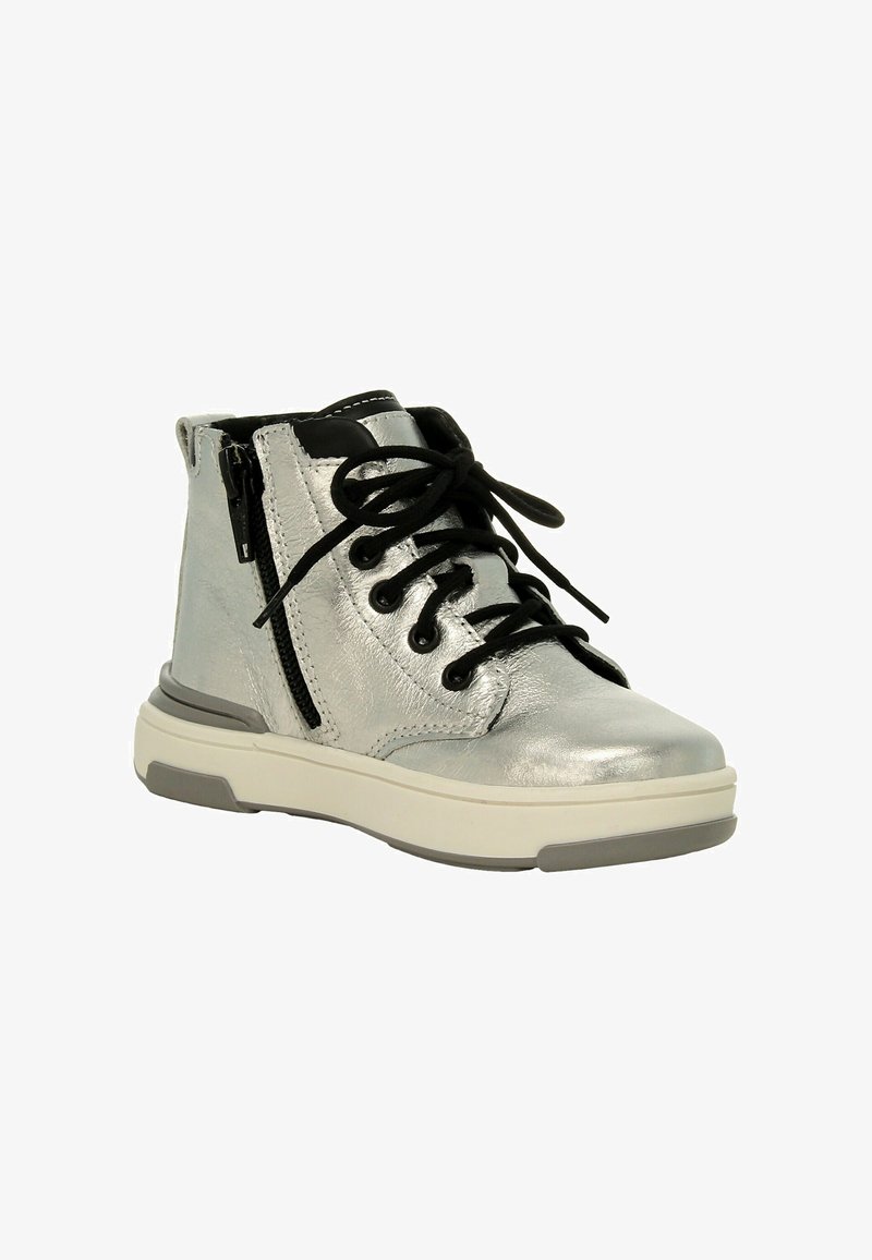 Sneaker high-top in ecopelle argentata con accenti neri, dotata di lacci e chiusura con zip, e una spessa suola bianca.