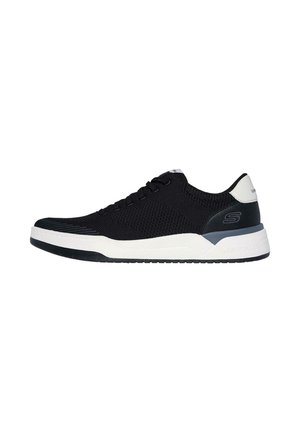 Schwarzer Sportschuh mit einem atmungsaktiven Strickobermaterial, weißer Zwischensohle und schwarzer Sohle. Verfügt über Schnürverschluss und Logo an der Seite.