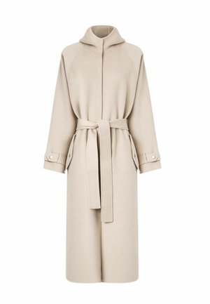 Cappotto lungo beige in tessuto morbido, con cappuccio, maniche larghe, cintura in vita e dettaglio con bottoni a pressione sui polsini.