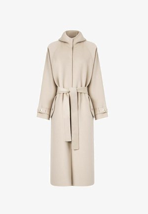 Cappotto lungo beige in tessuto morbido, con cappuccio, maniche larghe, cintura in vita e dettaglio con bottoni a pressione sui polsini.