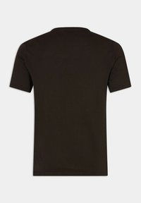 Musta lyhythihainen t-paita, valmistettu pehmeästä puuvillasta. Siinä on pyöreä kaula-aukko ja yksinkertainen, saumaton muotoilu ilman näkyviä logoja tai kuvioita.