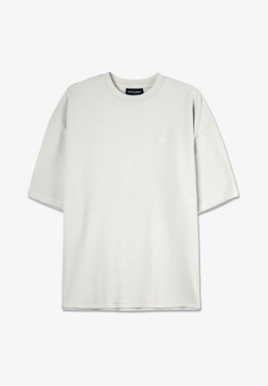 Jasnoszara koszulka z krótkim rękawem o teksturowanym, waflowym wzorze. Posiada okrągły dekolt oraz subtelne logowanie na klatce piersiowej.