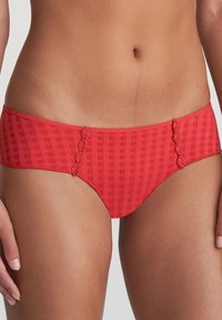 Czerwony kostium kąpielowy w kratkę z koronkowym wykończeniem na biodrach, elastycznym pasem i gładką fakturą. Średnie mocowanie z umiarkowanym zakryciem.