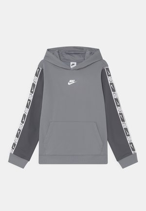 Szara bluza Nike z kapturem i przednią kieszenią, białe logo Nike na piersi oraz białe paski z logo na obu rękawach.