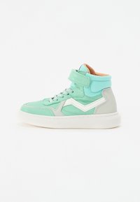 Zapatilla alta en cuero verde menta y gris con acentos blancos, que cuenta con cordones y una correa de velcro. Los paneles texturizados enriquecen el diseño.