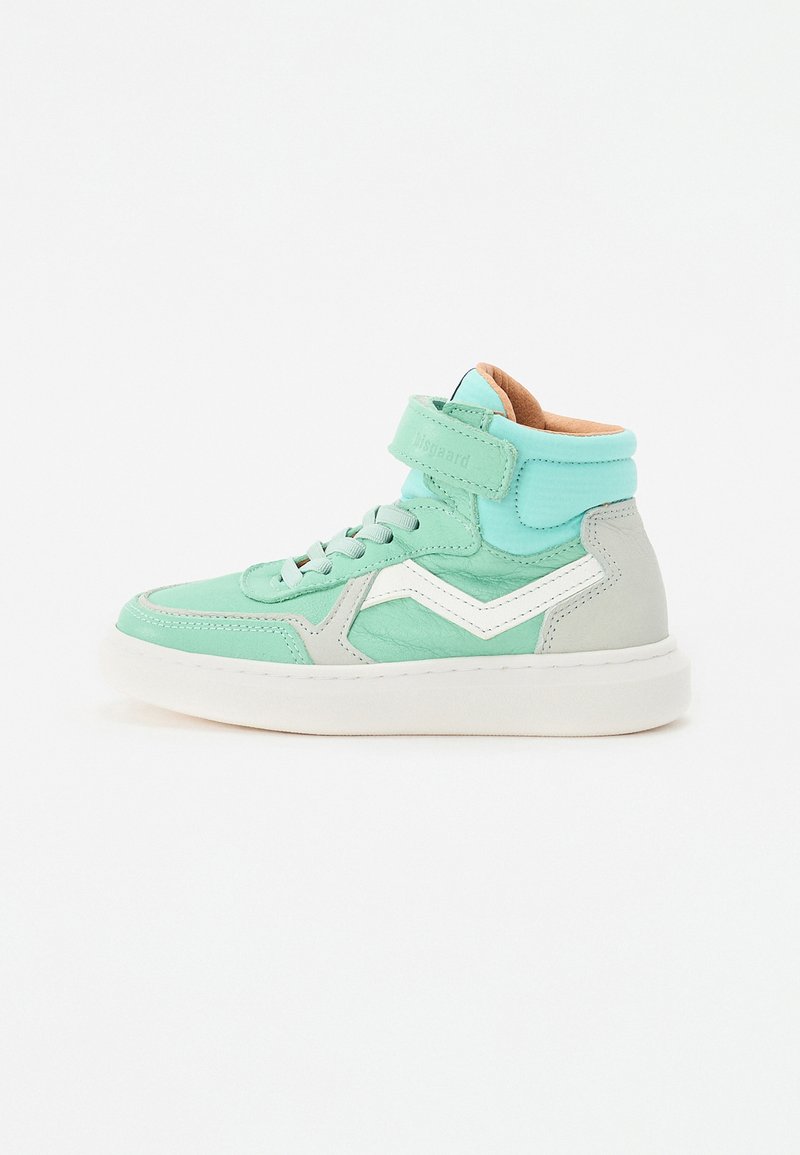 Zapatilla alta en cuero verde menta y gris con acentos blancos, que cuenta con cordones y una correa de velcro. Los paneles texturizados enriquecen el diseño.
