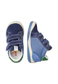 Scarpe in tessuto blu con materiali in suede e mesh. Due cinturini in Velcro, punta arrotondata e suola in gomma testurizzata. Accenti di verde e giallo.