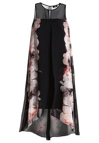 Černé květinové šaty s průhledným překryvem, bez rukávů, kulatým výstřihem a předním rozparkem. Obsahují velké světlé květinové vzory.
